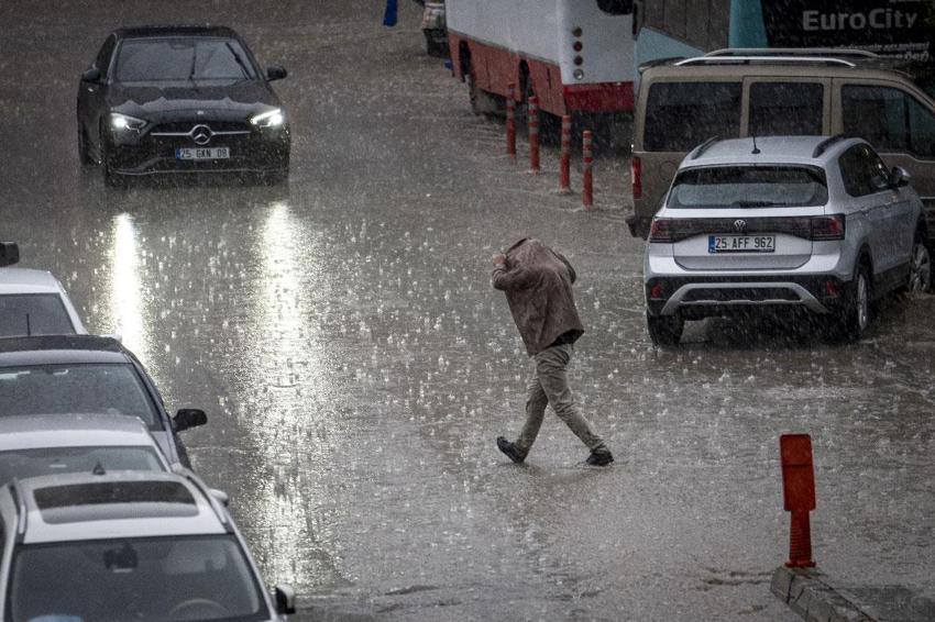 Meteoroloji ve AKOM'dan İstanbul için sağanak yağış ve dolu uyarısı peş peşe geldi