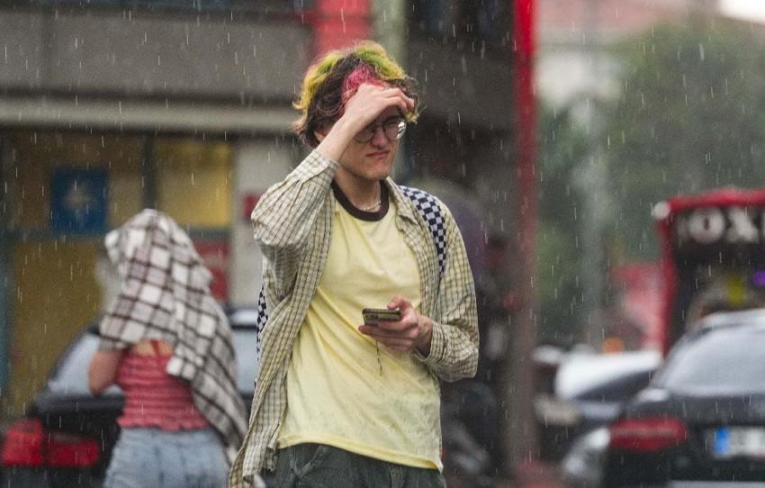Meteoroloji ve AKOM'dan İstanbul için sağanak yağış ve dolu uyarısı peş peşe geldi