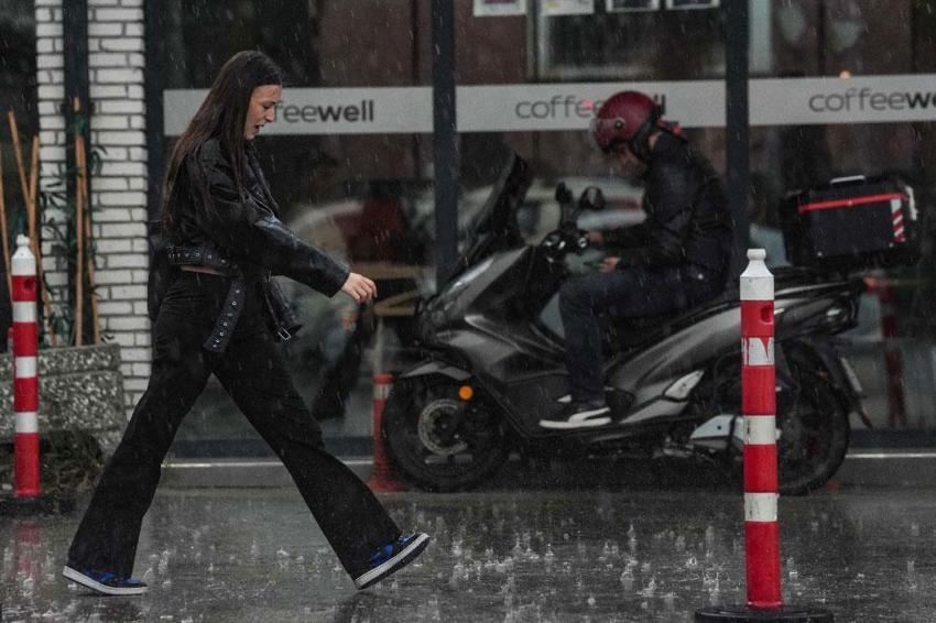 Meteoroloji ve AKOM'dan İstanbul için sağanak yağış ve dolu uyarısı peş peşe geldi