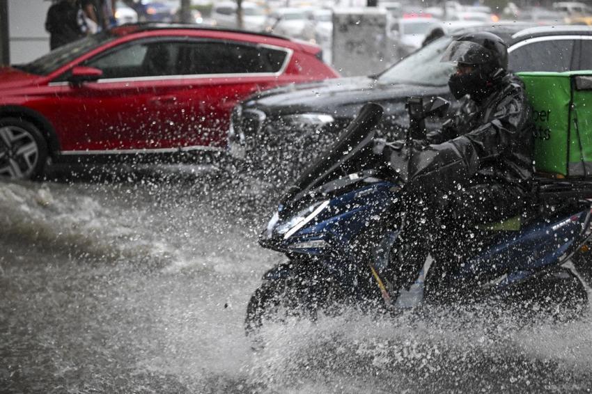 Meteoroloji ve AKOM'dan İstanbul için sağanak yağış ve dolu uyarısı peş peşe geldi