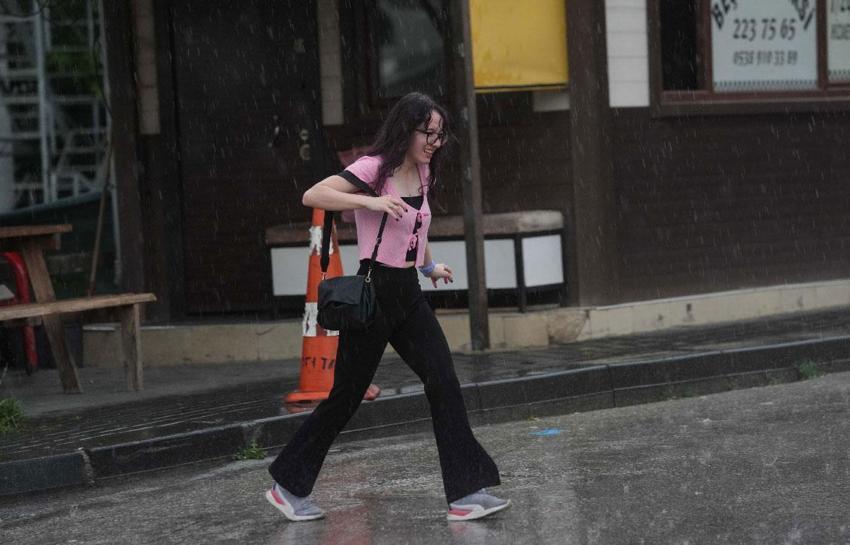 Meteoroloji ve AKOM'dan İstanbul için sağanak yağış ve dolu uyarısı peş peşe geldi