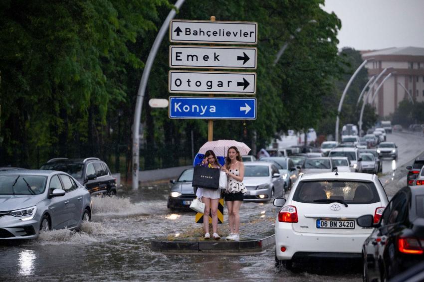 Meteoroloji ve AKOM'dan İstanbul için sağanak yağış ve dolu uyarısı peş peşe geldi
