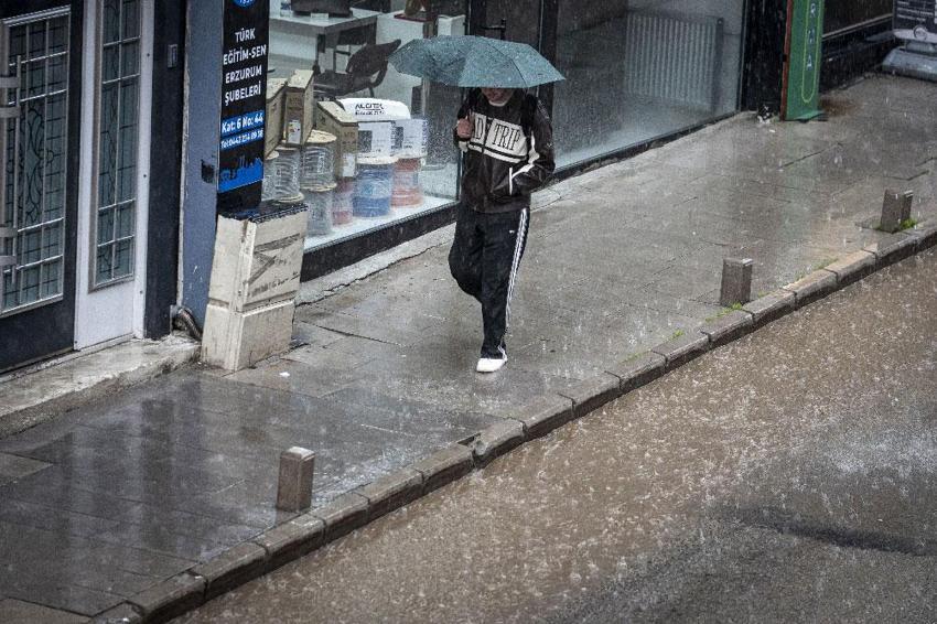 Meteoroloji ve AKOM'dan İstanbul için sağanak yağış ve dolu uyarısı peş peşe geldi