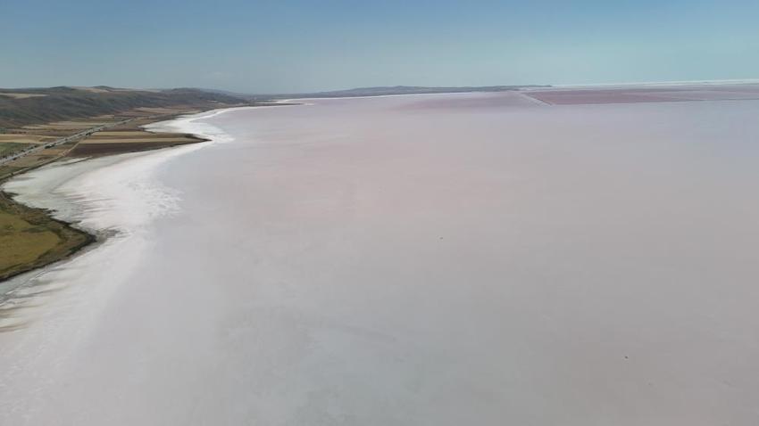 Pembe renge bürünen göl, şifa arayanların ve turistlerin akınına uğruyor!