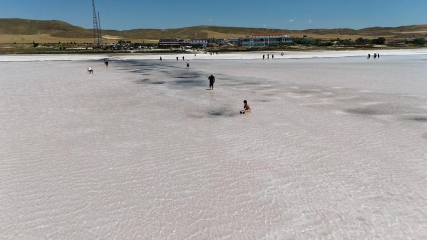 Pembe renge bürünen göl, şifa arayanların ve turistlerin akınına uğruyor!