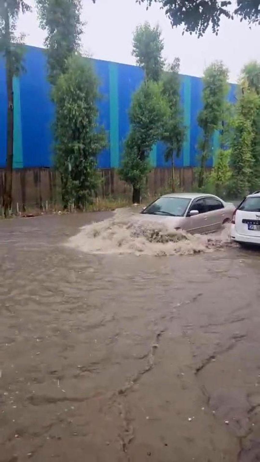 Kocaeli'de yağmur bastırdı, hayat felç oldu! Suya gömüldüler, çok sayıda kişi mahsur kaldı
