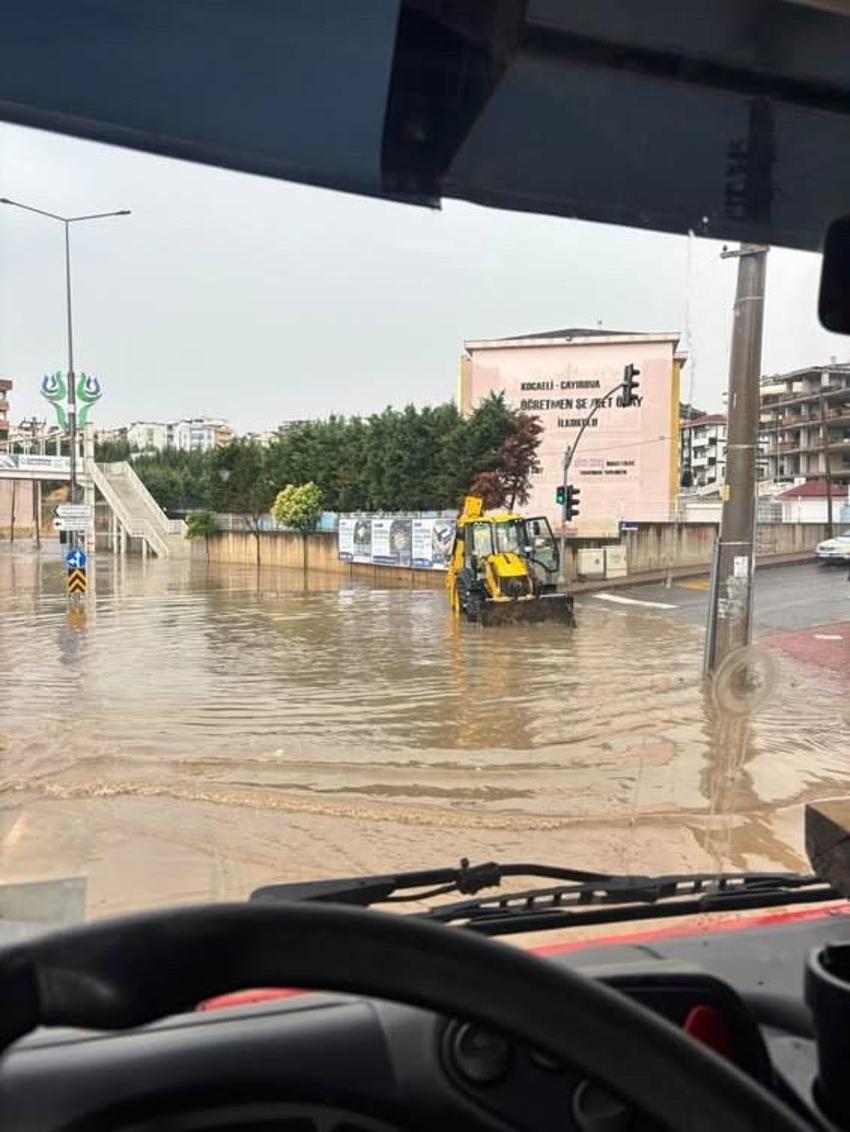 Kocaeli'de yağmur bastırdı, hayat felç oldu! Suya gömüldüler, çok sayıda kişi mahsur kaldı