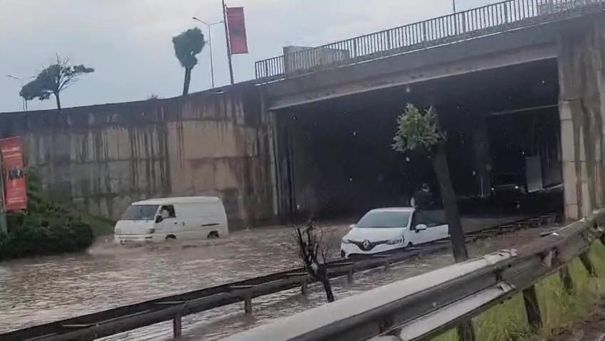 Kocaeli'de yağmur bastırdı, hayat felç oldu! Suya gömüldüler, çok sayıda kişi mahsur kaldı
