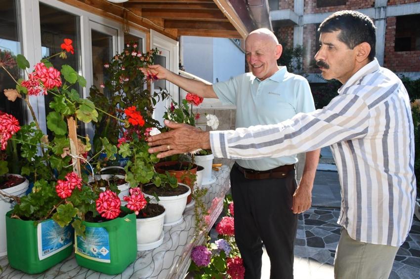 Emekliliğini Türkiye ve Avrupa’dan temin ettiği tohumlarla renk renk çiçek bahçesine dönüştürdü