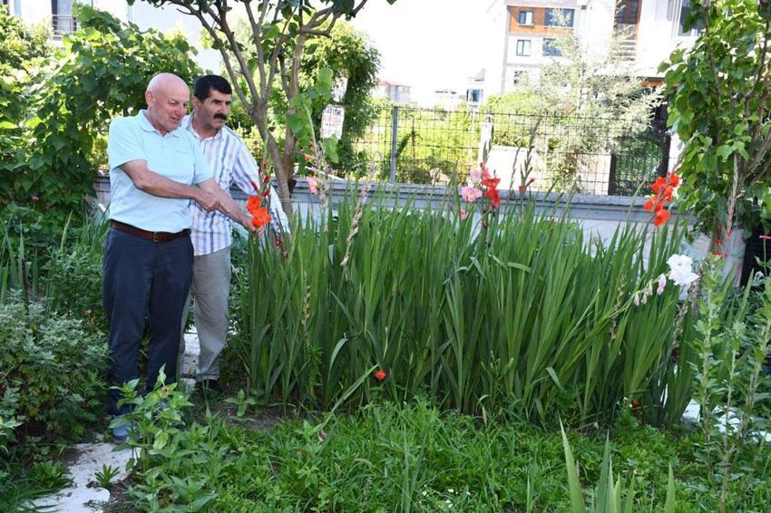 Emekliliğini Türkiye ve Avrupa’dan temin ettiği tohumlarla renk renk çiçek bahçesine dönüştürdü