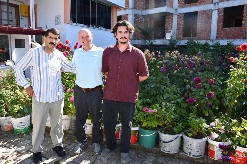 Emekliliğini Türkiye ve Avrupa’dan temin ettiği tohumlarla renk renk çiçek bahçesine dönüştürdü