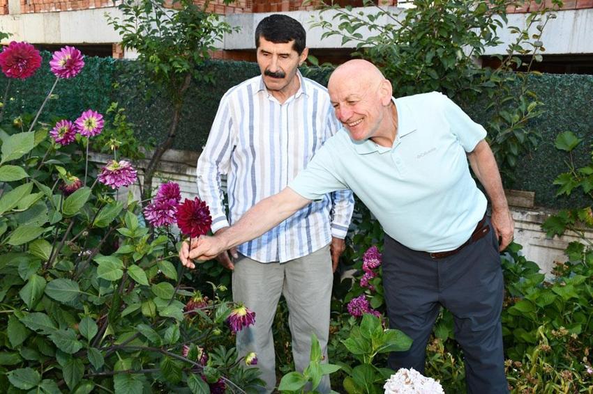 Emekliliğini Türkiye ve Avrupa’dan temin ettiği tohumlarla renk renk çiçek bahçesine dönüştürdü