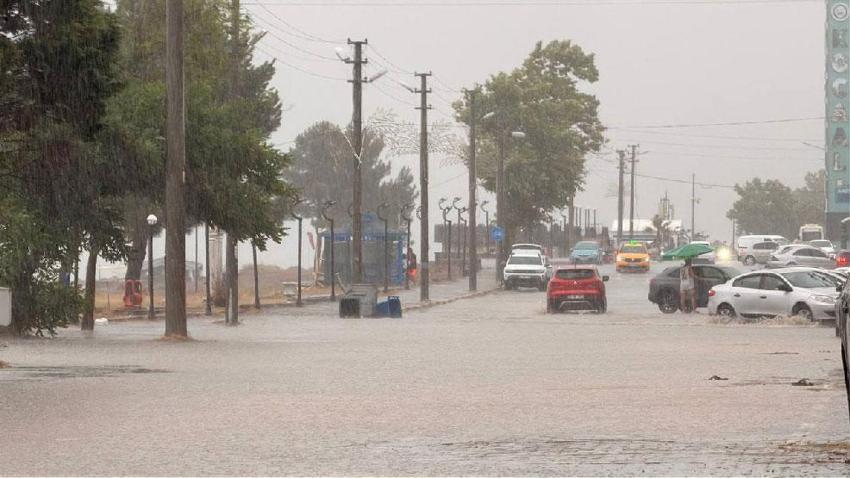40 il için kuvvetli sağanak yağmur uyarısı geldi! Meteoroloji son hava durumu raporu ile bölgeleri tek tek açıkladı