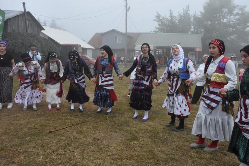 Sakarya'da 116 yıllık gelenek: Yağmur çamur dinlemeden yaşatıyorlar