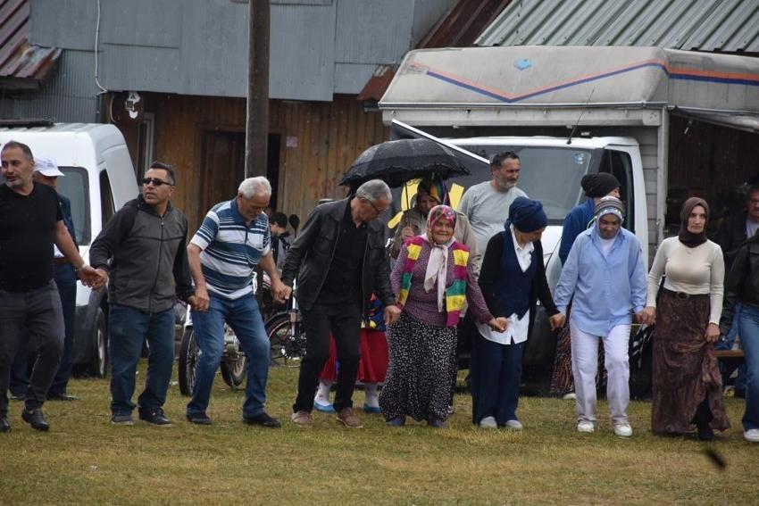 Sakarya'da 116 yıllık gelenek: Yağmur çamur dinlemeden yaşatıyorlar