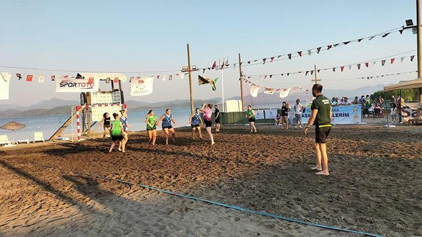 320 sporcu kavurucu sıcakta kıyasıya yarıştı! İşte plaj hentbolunun en büyükleri