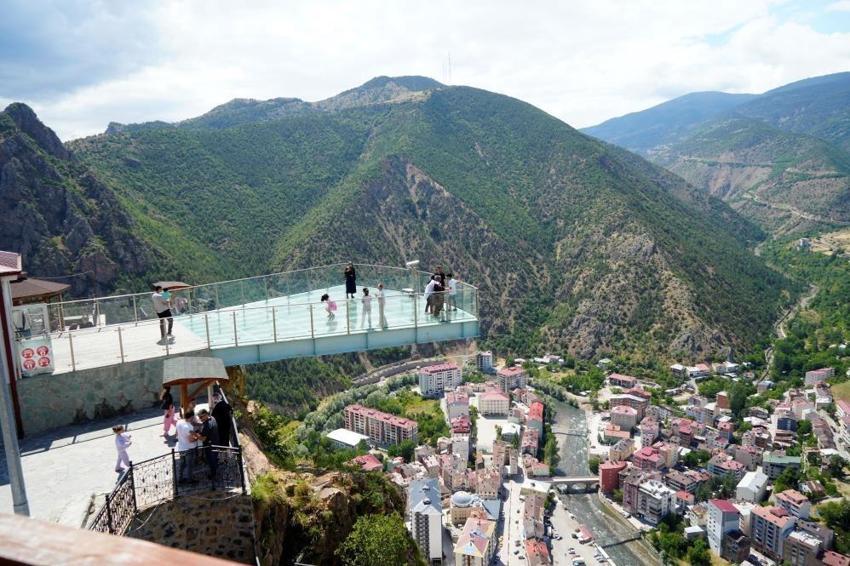 240 metre yüksekte ziyaretçi akınına uğruyor: Gümüşhane'nin zirve noktasında yer alıyor