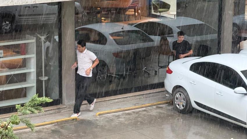 Adana'da hava durumu! Temmuzda sağanak yağış etkili oldu, Adanalılar serinledi