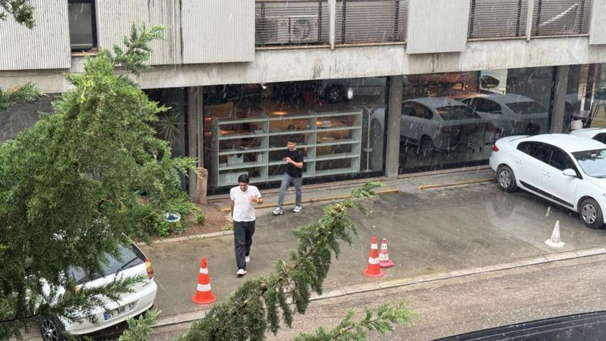 Adana'da hava durumu! Temmuzda sağanak yağış etkili oldu, Adanalılar serinledi