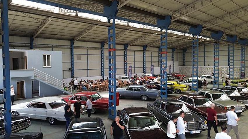 Kayseri'de fabrika hangarı dev bir nostalji müzesine dönüştü: 70 klasik araç podyuma çıktı