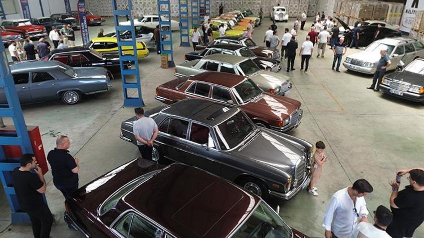 Kayseri'de fabrika hangarı dev bir nostalji müzesine dönüştü: 70 klasik araç podyuma çıktı