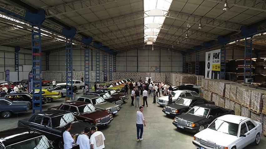 Kayseri'de fabrika hangarı dev bir nostalji müzesine dönüştü: 70 klasik araç podyuma çıktı