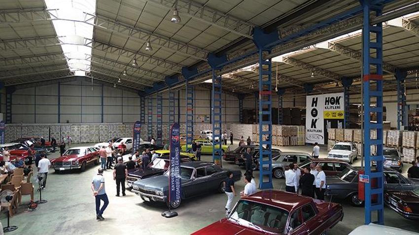 Kayseri'de fabrika hangarı dev bir nostalji müzesine dönüştü: 70 klasik araç podyuma çıktı