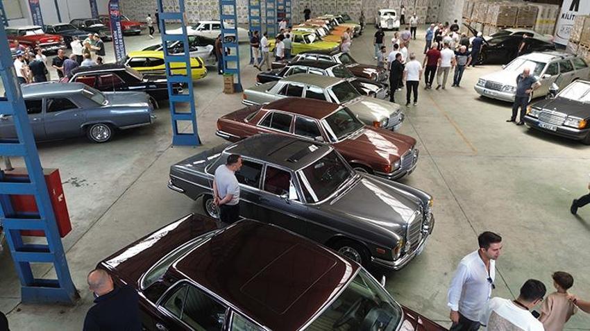 Kayseri'de fabrika hangarı dev bir nostalji müzesine dönüştü: 70 klasik araç podyuma çıktı