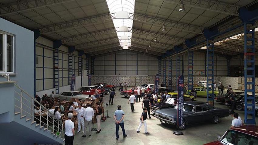 Kayseri'de fabrika hangarı dev bir nostalji müzesine dönüştü: 70 klasik araç podyuma çıktı