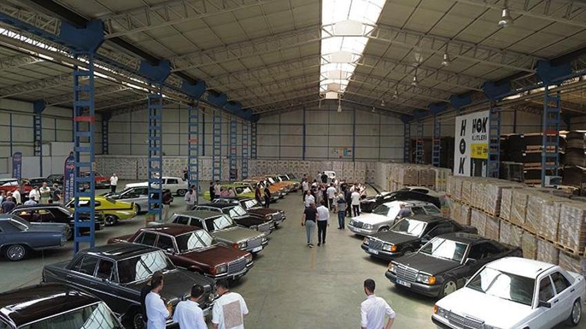 Kayseri'de fabrika hangarı dev bir nostalji müzesine dönüştü: 70 klasik araç podyuma çıktı