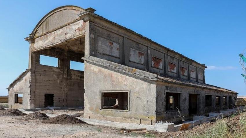 Ayçiçek tarlalarının ortasında Osmanlı'nın gökyüzüne açılan kapısı yatıyor