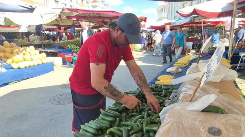 Eskişehir'de pazarcıyı şaşırtan olay! Salatalıkları düzeltirken eline altın bilezik geldi