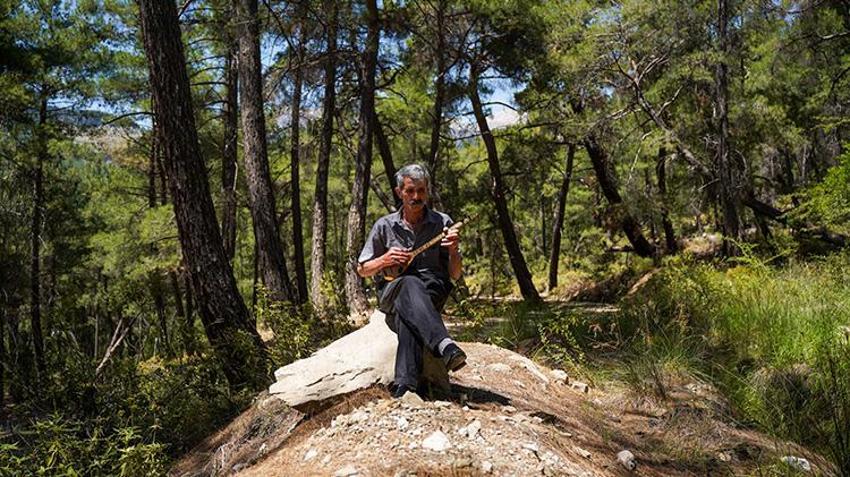 Babasından gizli dağlarda çalıyordu! Ömrünü üç telli curaya adayan Osman Kırca, 'yaşayan insan hazinesi' seçildi