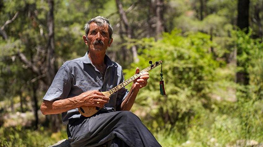 Babasından gizli dağlarda çalıyordu! Ömrünü üç telli curaya adayan Osman Kırca, 'yaşayan insan hazinesi' seçildi