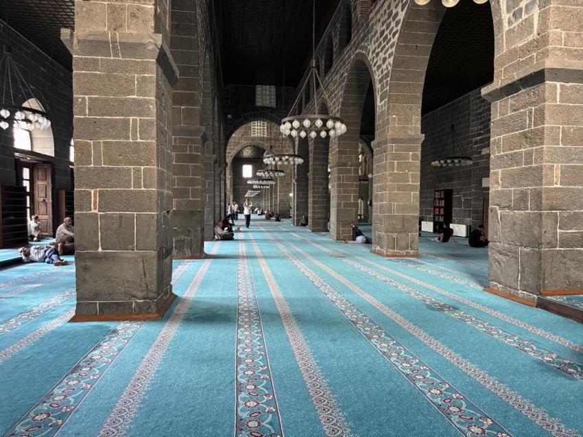 Diyarbakır'da termometreler 40 dereceyi gördü, vatandaşlar camilere akın etti!