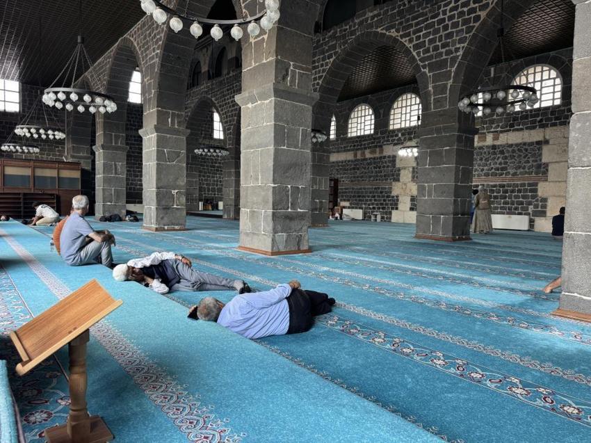 Diyarbakır'da termometreler 40 dereceyi gördü, vatandaşlar camilere akın etti!