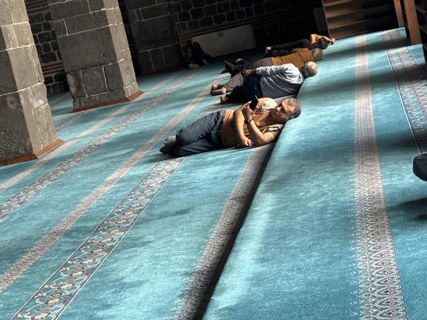 Diyarbakır'da termometreler 40 dereceyi gördü, vatandaşlar camilere akın etti!