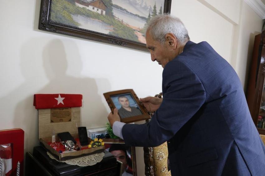 Şehit oğlunun evini 14 bin kitaplık ücretsiz kütüphaneye dönüştürdü: 'Teselliyi burada buluyorum'
