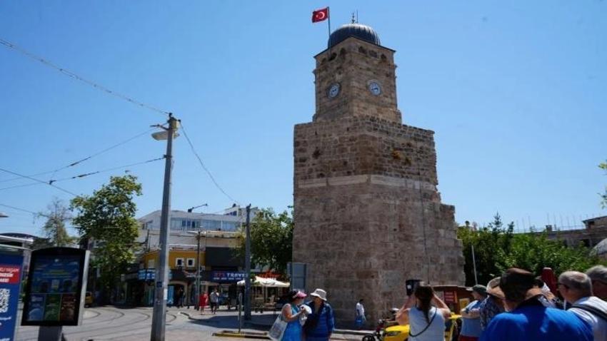 Antalya'da zaman bir durup bir çalışıyor: 3,5 milyonluk saat binlerce kişiyi yanılttı