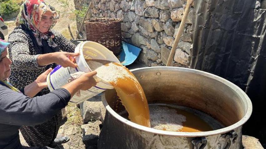 Bir damlası için günlerce emek veriliyor! Asırlık yöntemle kadınların mesaisi başladı