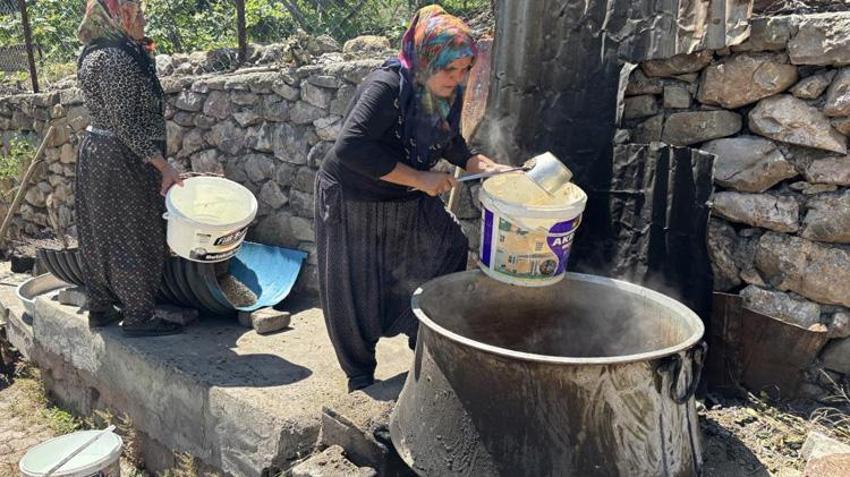 Bir damlası için günlerce emek veriliyor! Asırlık yöntemle kadınların mesaisi başladı
