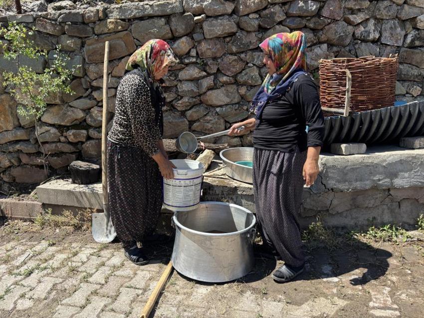 Bir damlası için günlerce emek veriliyor! Asırlık yöntemle kadınların mesaisi başladı
