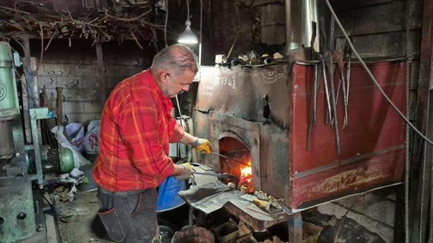 11 yaşında çırak olarak başladı: Kavurucu sıcakta ocak başında baba mesleğini yaşatıyor
