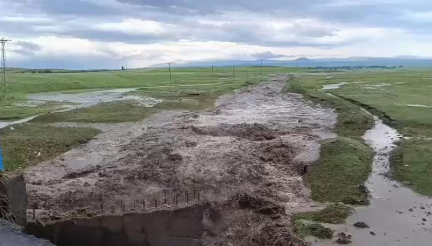 Kars'ta sel alarmı: Şiddetli yağış sel ve taşkınlara neden oldu