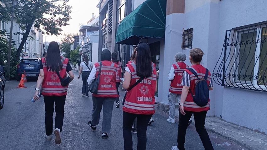 Kadın polislerin yeni mesaisi: Sahilde broşür dağıttılar