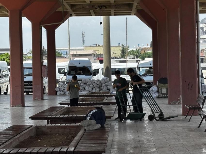 Adana otogarında sıcak isyanı! Dereceler 35’i aşınca yolcular klimalı bekleme salonu için çağrı yaptı