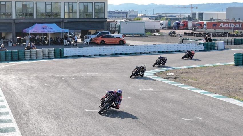 Milli motosikletçiler ve oyuncu Kıvanç Tatlıtuğ Kocaeli'de piste çıktı! Sporcular yeni tesise tam not verdi.