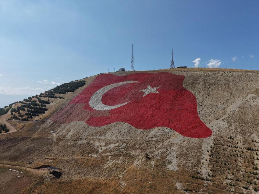 Ahır Dağı'ndaki dünyanın en büyük Türk bayrağı yeniden eski görkemine kavuştu