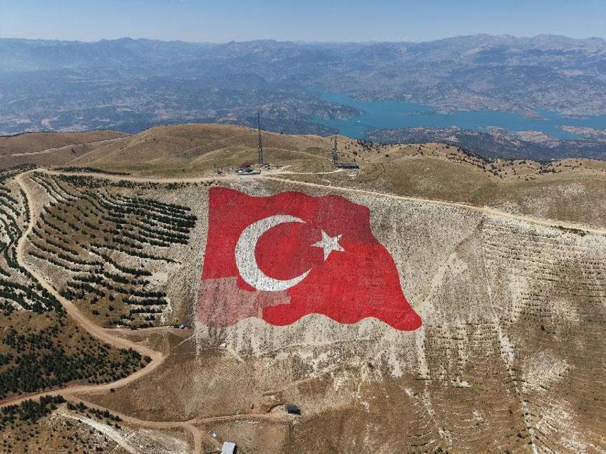 Ahır Dağı'ndaki dünyanın en büyük Türk bayrağı yeniden eski görkemine kavuştu