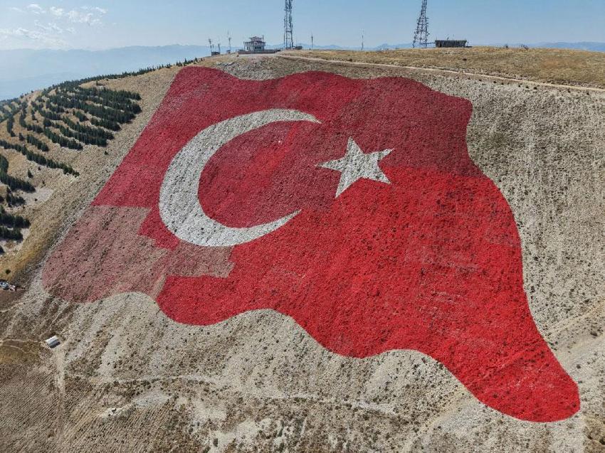 Ahır Dağı'ndaki dünyanın en büyük Türk bayrağı yeniden eski görkemine kavuştu
